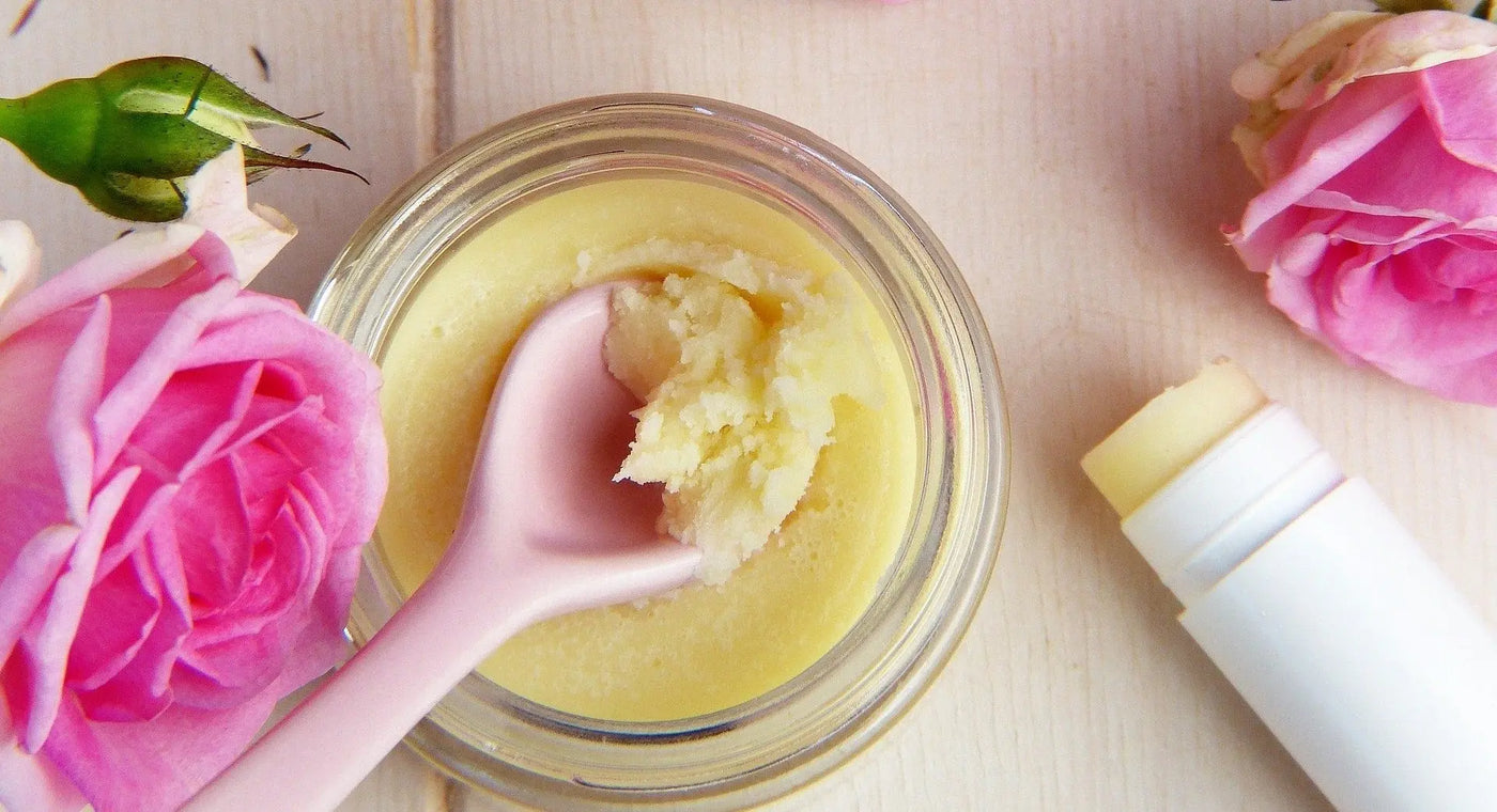 Sheabutter unraffiniert in einem offenen Glastiegel